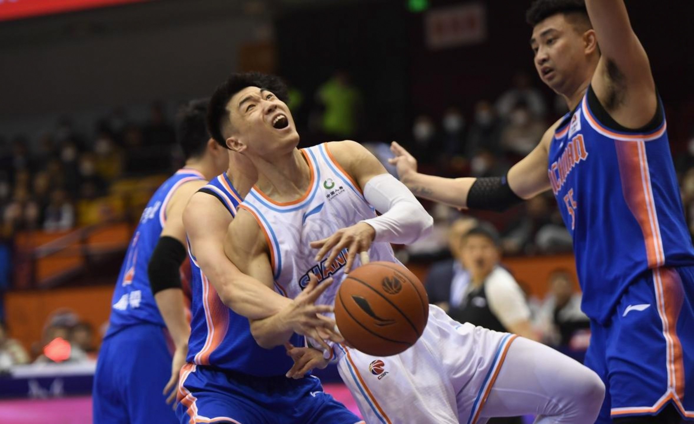 皇冠体育app-太狠了！山东男篮围绕CBA季后赛更衣室发声广东宏远清晨造点机会，深圳男篮官宣签约备战德甲的简单介绍